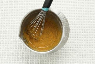 拌匀，蛋黄糊成飘带状顺滑滴落。