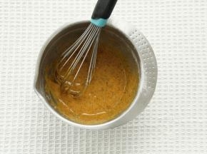拌匀，蛋黄糊成飘带状顺滑滴落。