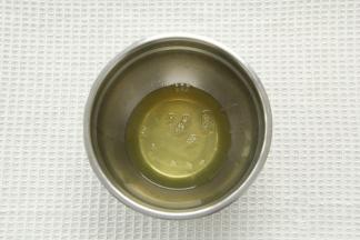 预热烤箱上下180度。冷藏的蛋白加柠檬汁去腥。