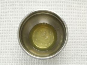 预热烤箱上下180度。冷藏的蛋白加柠檬汁去腥。