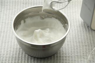 低速打至鱼眼泡加1/3糖，中速打至细密小泡加1/3糖，打到带纹路加最后的糖。转高速打到湿性发泡，转低速打几圈整理大气泡，提起打蛋头成大弯钩状态。