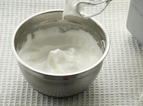 低速打至鱼眼泡加1/3糖，中速打至细密小泡加1/3糖，打到带纹路加最后的糖。转高速打到湿性发泡，转低速打几圈整理大气泡，提起打蛋头成大弯钩状态。