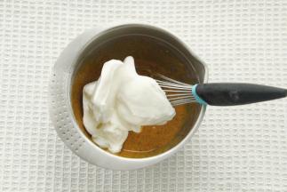 1/3蛋白霜倒入蛋黄糊中，切拌翻拌手法初步混匀。