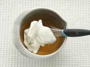 1/3蛋白霜倒入蛋黄糊中，切拌翻拌手法初步混匀。