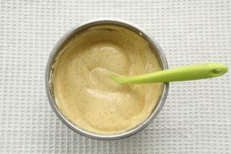 倒回蛋白霜中，拌匀后用刮刀将盆边和盆底，蛋抽没拌匀的部分再翻拌几下。