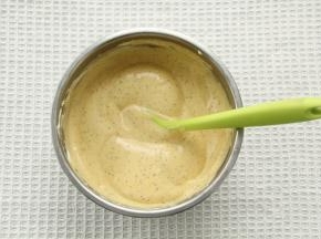 倒回蛋白霜中，拌匀后用刮刀将盆边和盆底，蛋抽没拌匀的部分再翻拌几下。