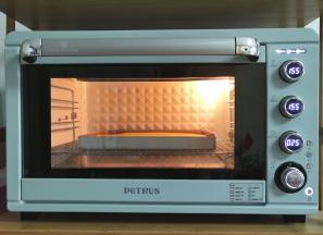 放入预热好的烤箱中层偏下，转155度烤26分钟。