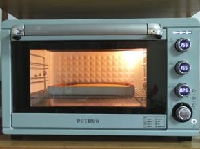 放入预热好的烤箱中层偏下，转155度烤26分钟。