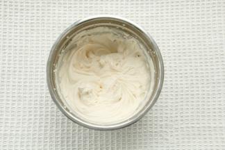 淡奶油+糖+焦糖酱，打成8-9分发。装入裱花袋备用。