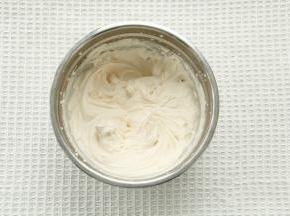 淡奶油+糖+焦糖酱，打成8-9分发。装入裱花袋备用。