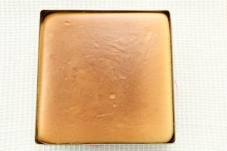 烤完取出，振出热气。转移到冷凉架冷凉。盖上油纸防止表皮被吹干，微温后倒扣，撕开底部油布，盖油纸晾至温热。