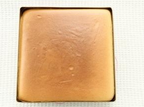 烤完取出，振出热气。转移到冷凉架冷凉。盖上油纸防止表皮被吹干，微温后倒扣，撕开底部油布，盖油纸晾至温热。