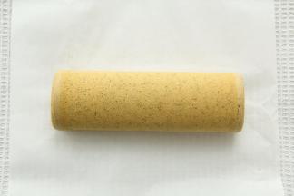 提起油纸，借助擀面杖卷起，卷紧，裹上油纸冷藏30分钟定型。