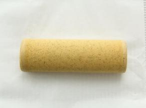 提起油纸，借助擀面杖卷起，卷紧，裹上油纸冷藏30分钟定型。