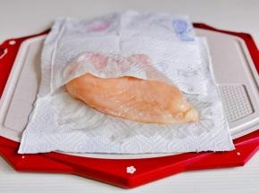 鸡胸肉洗净用厨房纸巾擦干水分。