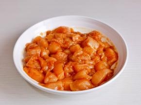 抓匀腌制半小时至入味。