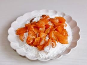 面粉中+盐+五香粉拌匀+鸡肉块裹上面粉。