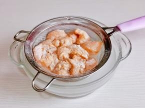 筛掉多余的面粉，沾上水。