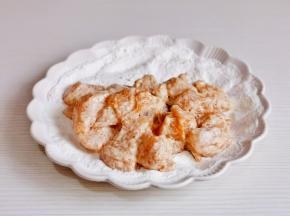 再次均匀裹上面粉。
