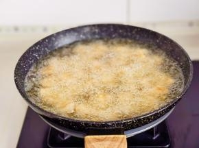 油温六成热下锅。