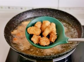 中小火炸至金黄，油温再次升高复炸一次，这样会更酥脆。
