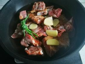 排骨冷水下锅，放入葱姜料酒煮出浮沫，