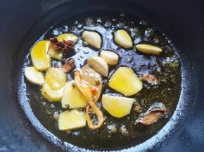 锅中热油，爆香剩余的姜蒜大料，