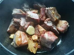 放入腊排骨炒出香味。