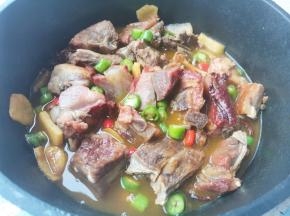 撒上辣椒炒匀即可。