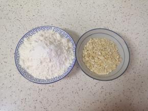 腰果仁装入保鲜袋用擀面杖擀碎，低筋面粉、泡打粉和小苏打混合均匀。
