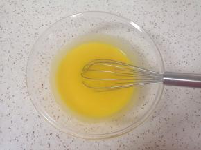 用手动打蛋器搅打均匀。