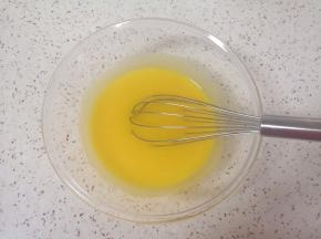 用手动打蛋器搅打均匀。