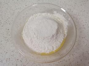 筛入混合好的粉类。