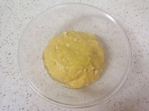 用硅胶铲翻拌成团。烤箱上下管165度预热。