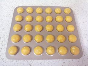  搓成大小一致的小圆球，放入饼干模具。