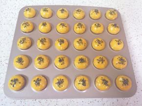 刷上一层蛋液，撒上熟黑芝麻。