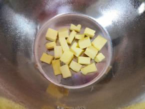 黄油室温软化后切成小块， 土鸡蛋提前打散备用。 