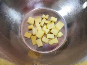 黄油室温软化后切成小块， 土鸡蛋提前打散备用。 