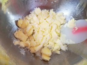 黄油里面加入细砂糖，用硅胶刮铲翻拌均匀，以免打发的时候糖乱飞。