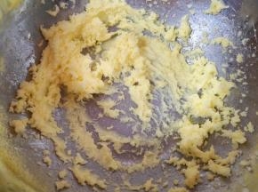 用电动打蛋器打发至蓬松状。