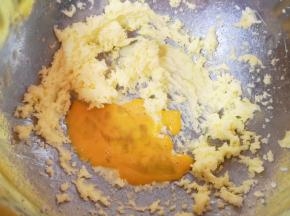 分两次加入蛋液。
