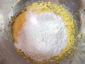 筛入低筋面粉。 