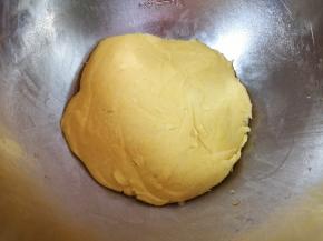 用硅胶刮铲翻拌均匀，揉成面团，放进冰箱冷藏1个小时左右，好操作。 