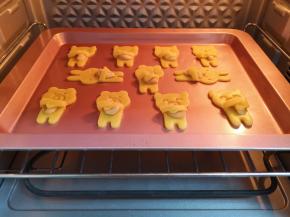 送入预热好的烤箱。 