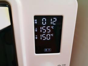  选择烤箱的“饼干”功能，上管155度下管150度烤12分钟。
