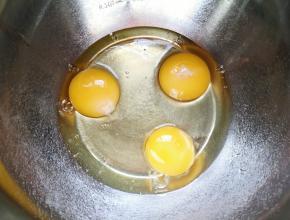 将鸡蛋打入打蛋盆。 