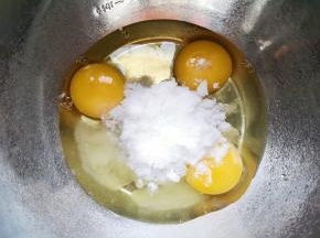 加入绵白糖。 