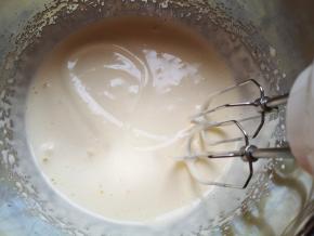 用电动打蛋器打发至出现纹路。 