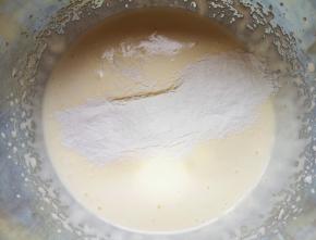 筛入低筋面粉。 