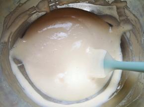 用硅胶刮铲翻拌均匀。 